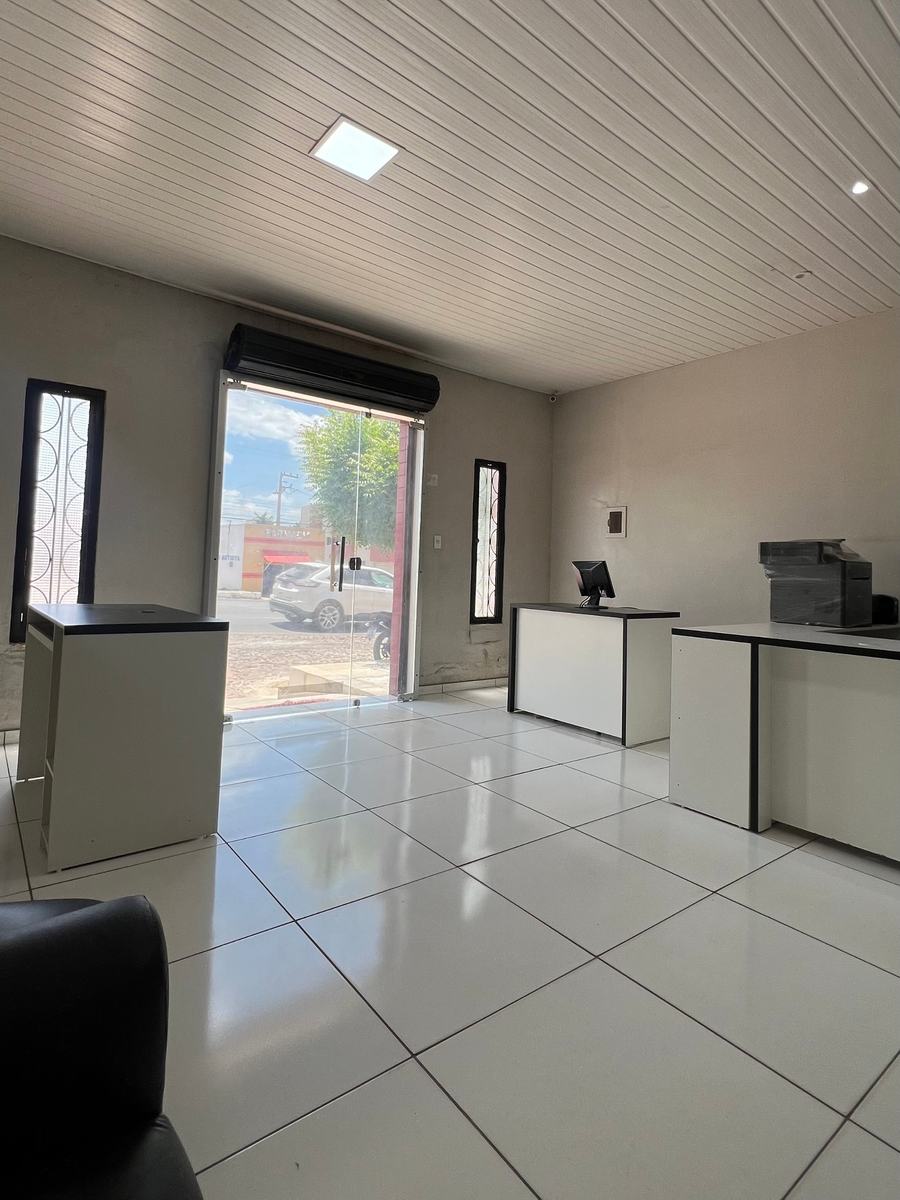 Espaço interno amplo e iluminado da Lan House do Ezequias, visto da entrada